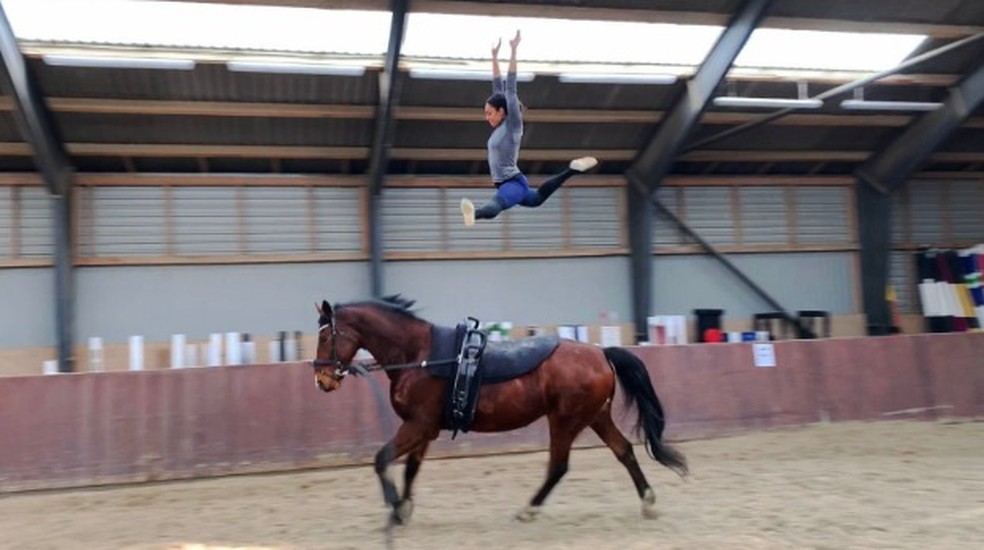 Saltos sobre cavalo — Foto: Guinness World Records