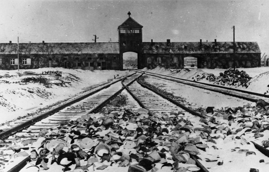 A entrada de Auschwitz, onde mais de 1 milhão de judeus foram mortos em câmaras de gás e crematórios