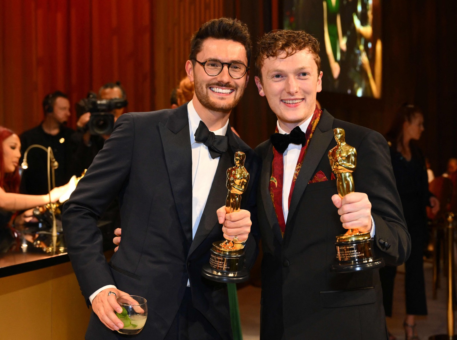 O diretor irlandês Tom Berkeley e o ator irlandês Ross White, vencedores do Oscar de Melhor Curta-Metragem por "An Irish Goodbye" — Foto: ANGELA WEISS / AFP