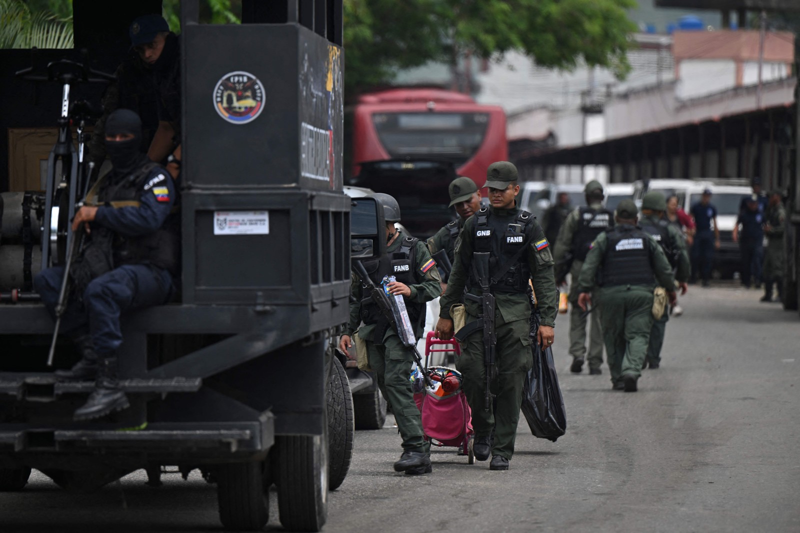 Operação das forças do governo da Venezuela na prisão de Tocoron em Maracay — Foto: YURI CORTEZ/AFP