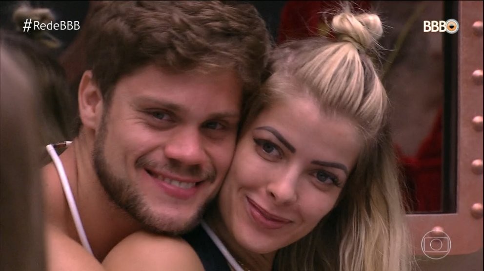 No 'BBB' 18, Breno se envolveu com três sisters durante o programa. Nos primeiros dias, engatou um affair com Jaqueline, mas ela foi a segunda eliminada do programa e o relacionamento terminou — Foto: Reprodução/Globo