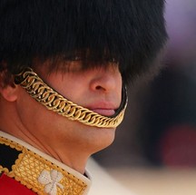 O príncipe William, duque de Cambridge, desfilou a cavalo com os trajes típicos — Foto: YUI MOK / AFP