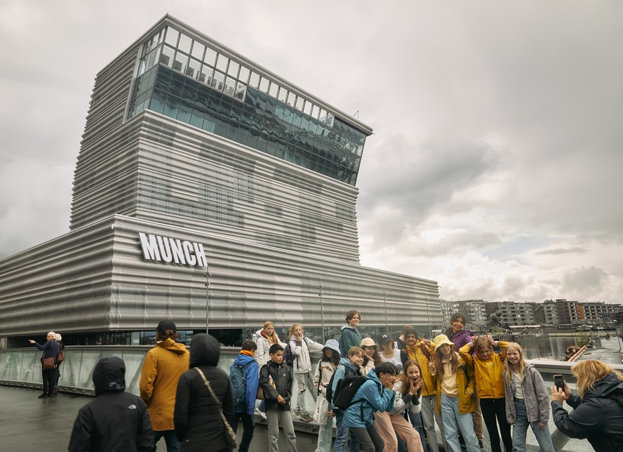 Visitantes na área externa do Munch Museum, novidade em Oslo