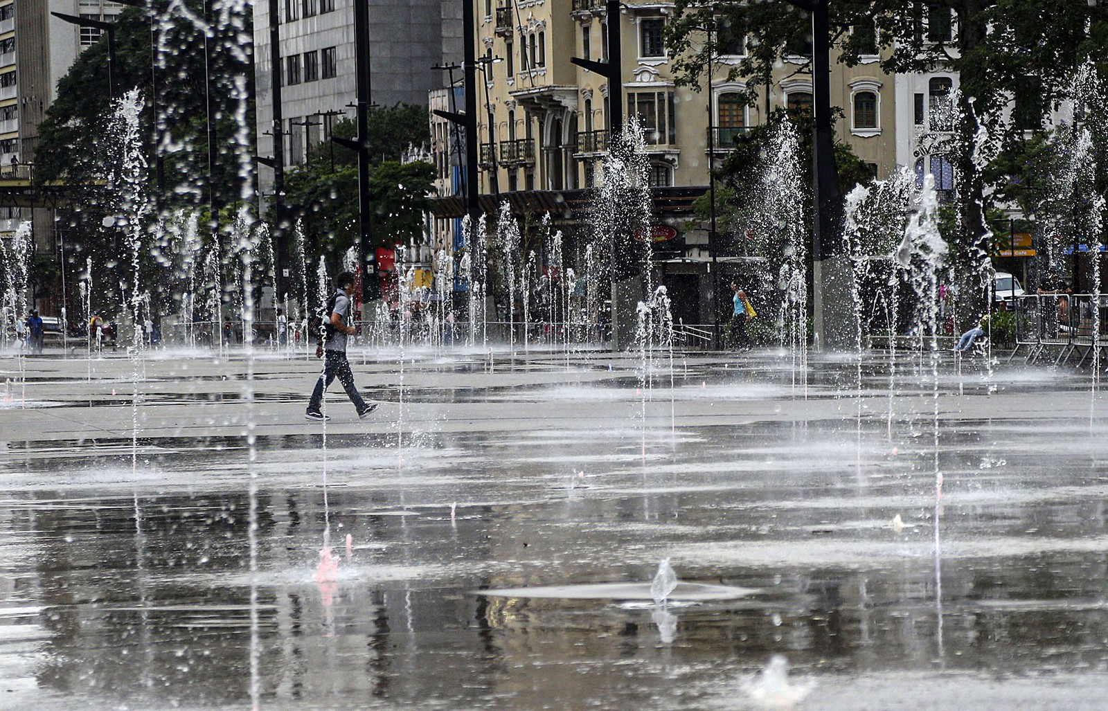 Altas temperaturas,  pessoas se refrescam nas fontes do Vale do Anhangabau. — Foto: Paulo Pinto/Agência Brasil