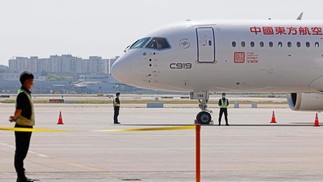 O primeiro jato de passageiros produzido na China, C919, é visto antes de seu primeiro voo comercial de Xangai para Pequim, no Aeroporto de Hongqiao, em Xangai — Foto: AFP