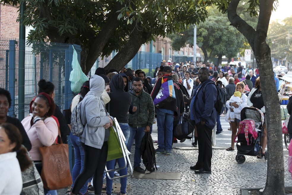 Pessoas enfrentam longas filas para tentar se increver no CadÚnico e receber o Auxilio Brasil — Foto: Fabiano Rocha/Agência O Globo