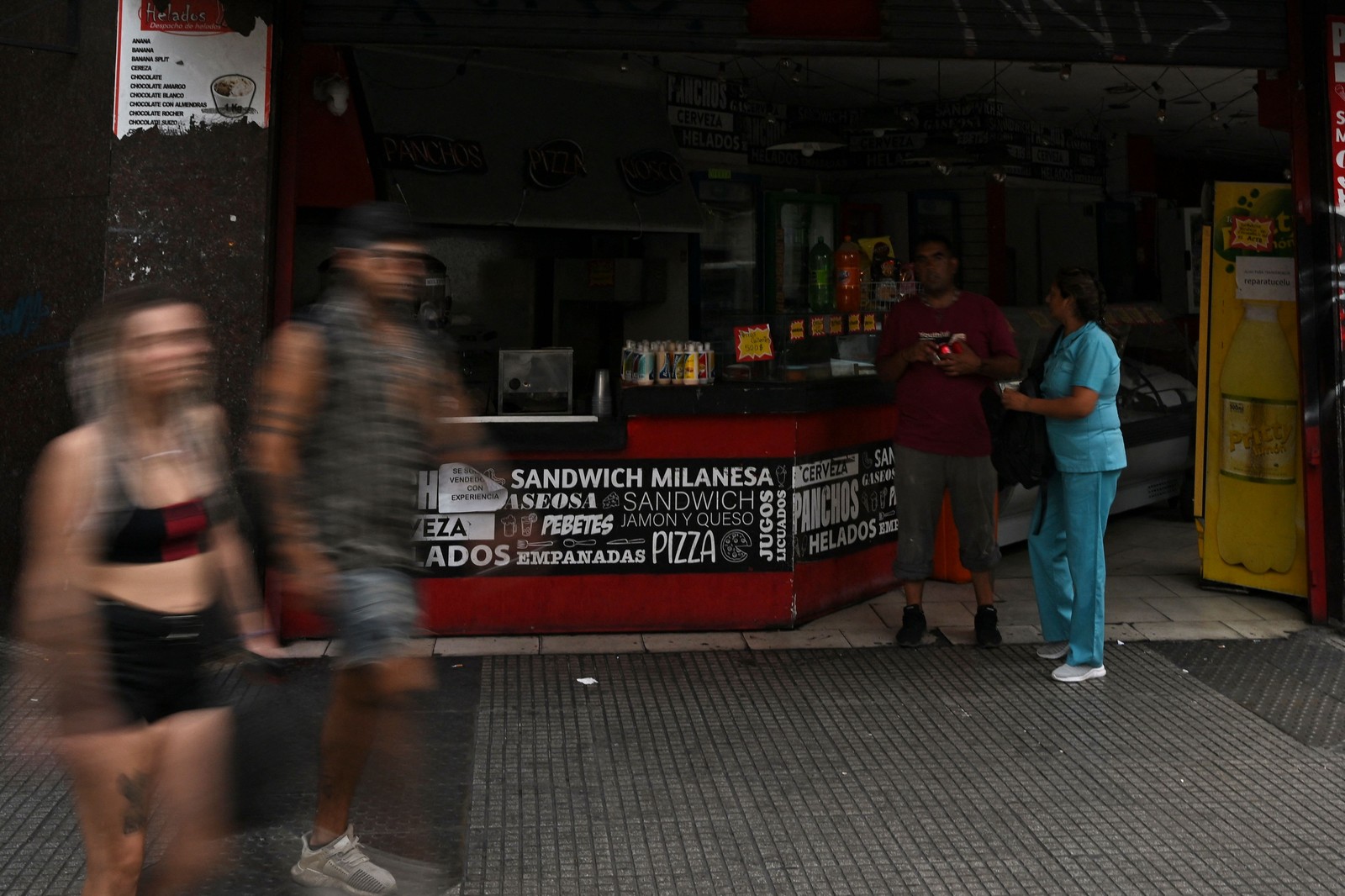 População faz compras em supermercado iluminado por gerador em Buenos Aires durante o apagão que atingiu milhões de pessoas — Foto: Luis Robayo