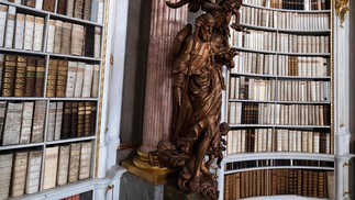 Por estar dentro de um monastério, a biblioteca da Abadia de Admont é decorada com muitas imagens sacras — Foto: Joe Klamar / AFP