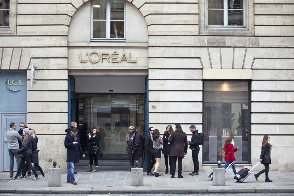 Fachada da L´Oréal, em Paris: companhia nasceu em 1909 — Foto: Balint Porneczi/Bloomberg