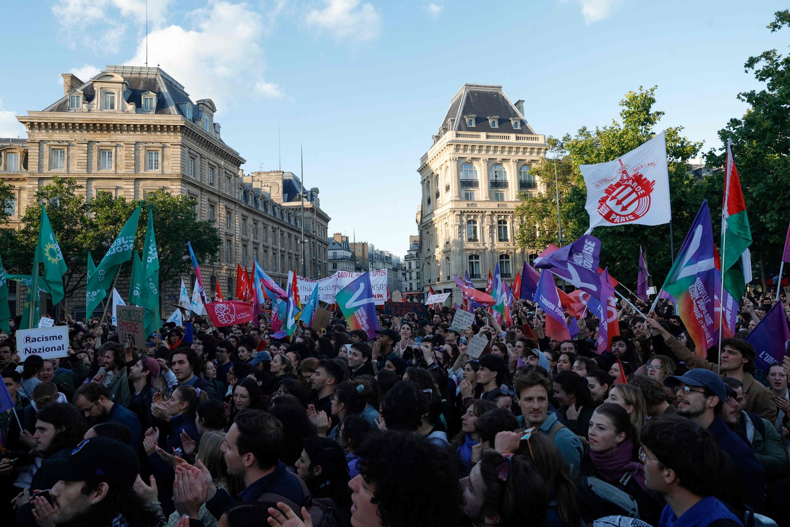 Manifestantes se reúnem na Place de la Republique para manifestar-se contra a vitória do partido francês de extrema-direita Rassemblement National (RN) nas eleições europeias, assumindo uma posição de força nas eleições legislativas antecipadas chamadas pelo presidente francês após os resultados das eleições, em Paris, em 10 de junho de 2024. — Foto: VAN DER HASSELT / AFP