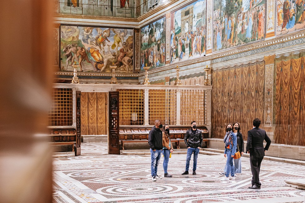 Visitantes sozinhos na Capela Sistina durante o tour VIP liderado pelo guardião das chaves dos Museus do Vaticano, Gianni Crea — Foto: Divulgação / Theo Klingberg /Direzione dei Musei 