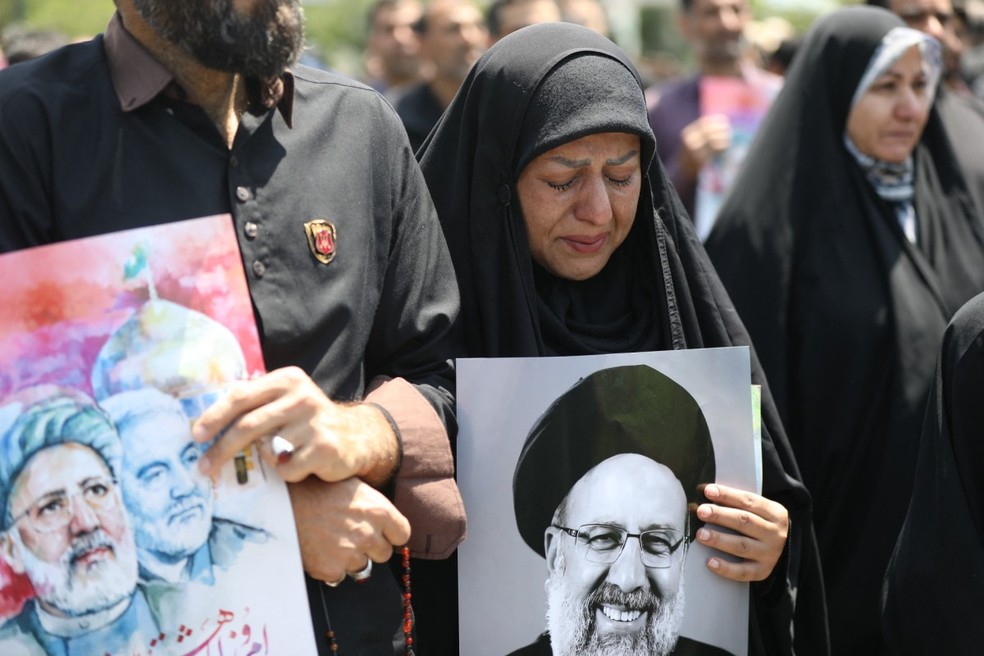 Pessoas em luto comparecem ao funeral do falecido presidente Ebrahim Raisi na cidade de Meshed em 23 de maio de 2024. — Foto: FARS NEWS AGENCY/AFP