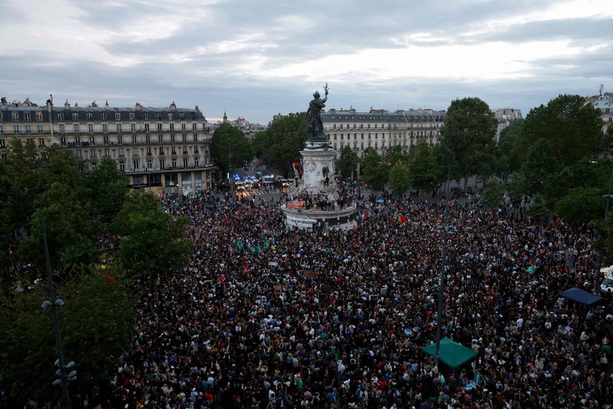 Eleitores se reúnem após primeiros resultados do 2º turno das eleições legislativas da França na Praça da República, em Paris