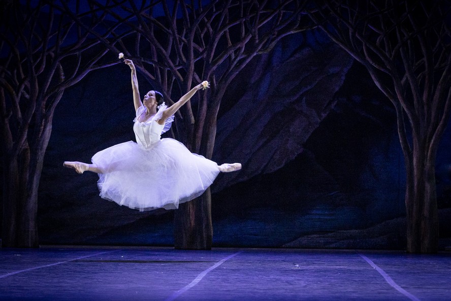 Claudia Mota, primeira bailarina do Theatro Municipal, em cena de 'Giselle'