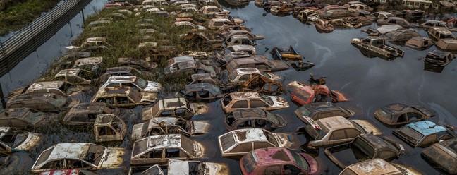 Carros destruídos em pátio de veículos de uma locadora próximo a posto PRF no Aeroporto Salgado Filho — Foto: Rafa Neddermeyer/Agência Brasil