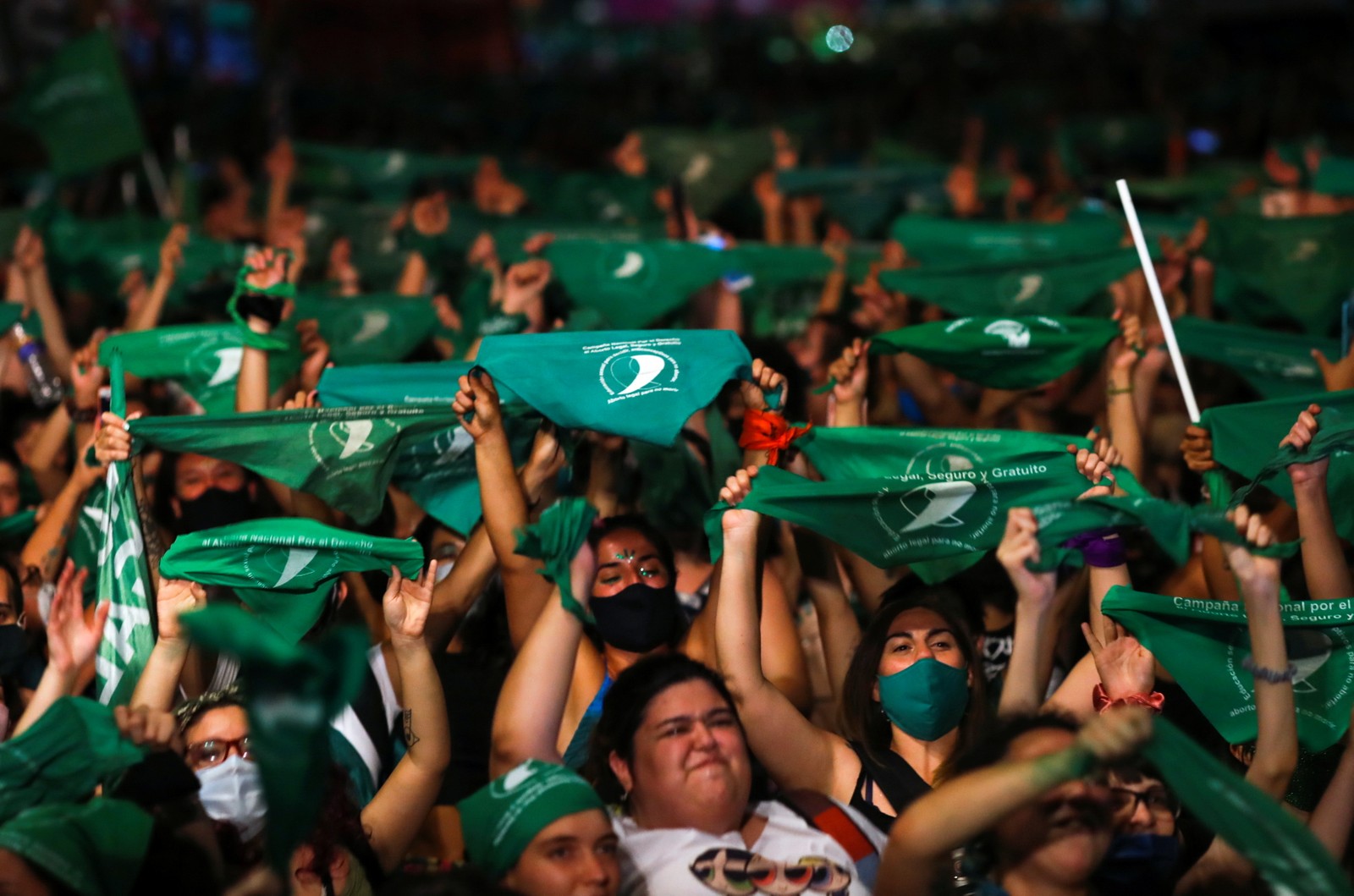 Mulheres comemoram a aprovação da legalização do aborto pelo Senado argentino REUTERS