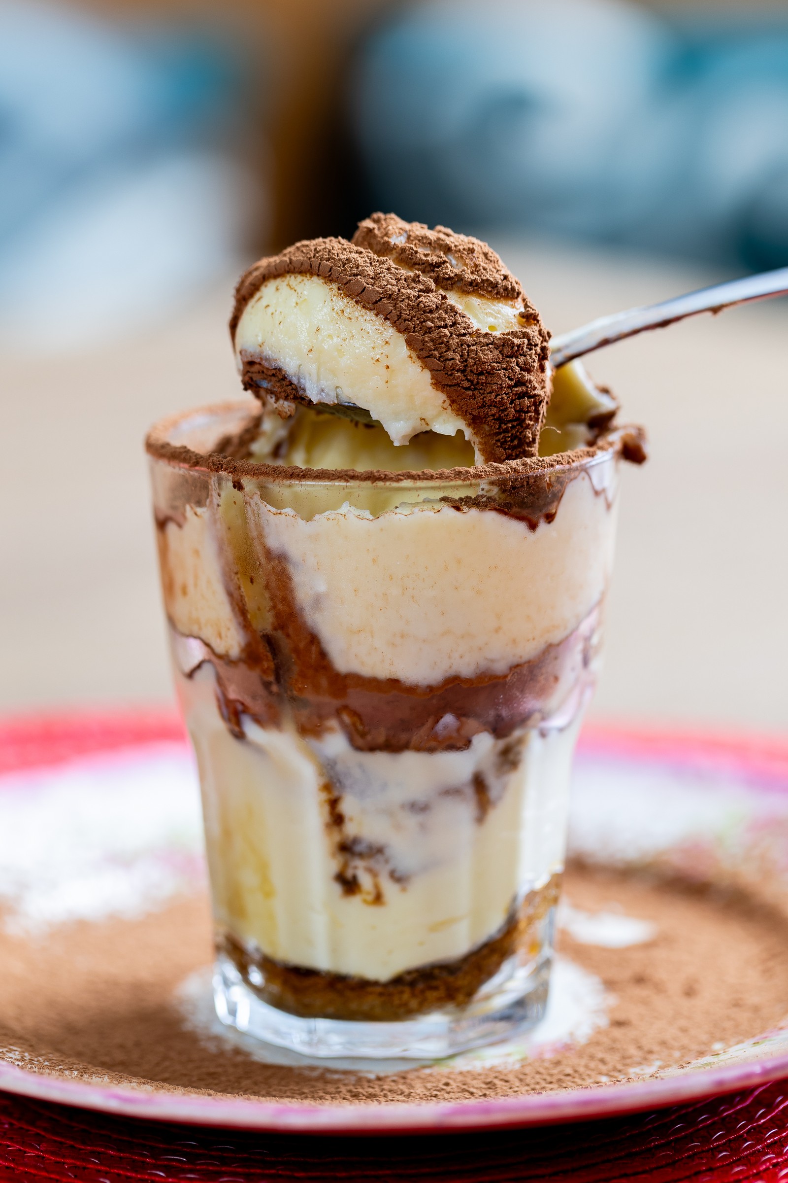 A Ragazza Di Pasta (98301-5769) oferece tiramisù preparado com biscoitos produzidos artesanalmente, molhados no café, e conhaque com creme à base de mascarpone. A finalização é com cacau em pó: R$ 15,90 - Foto Divulgação/Luiz Fernando Nabuco