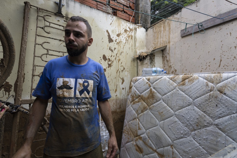 A casa do pintor André Luiz Aguiar de Araújo, de 34 anos, foi destruída pela chuva — Foto: Maria Isabel Oliveira / Agência O GLOBO