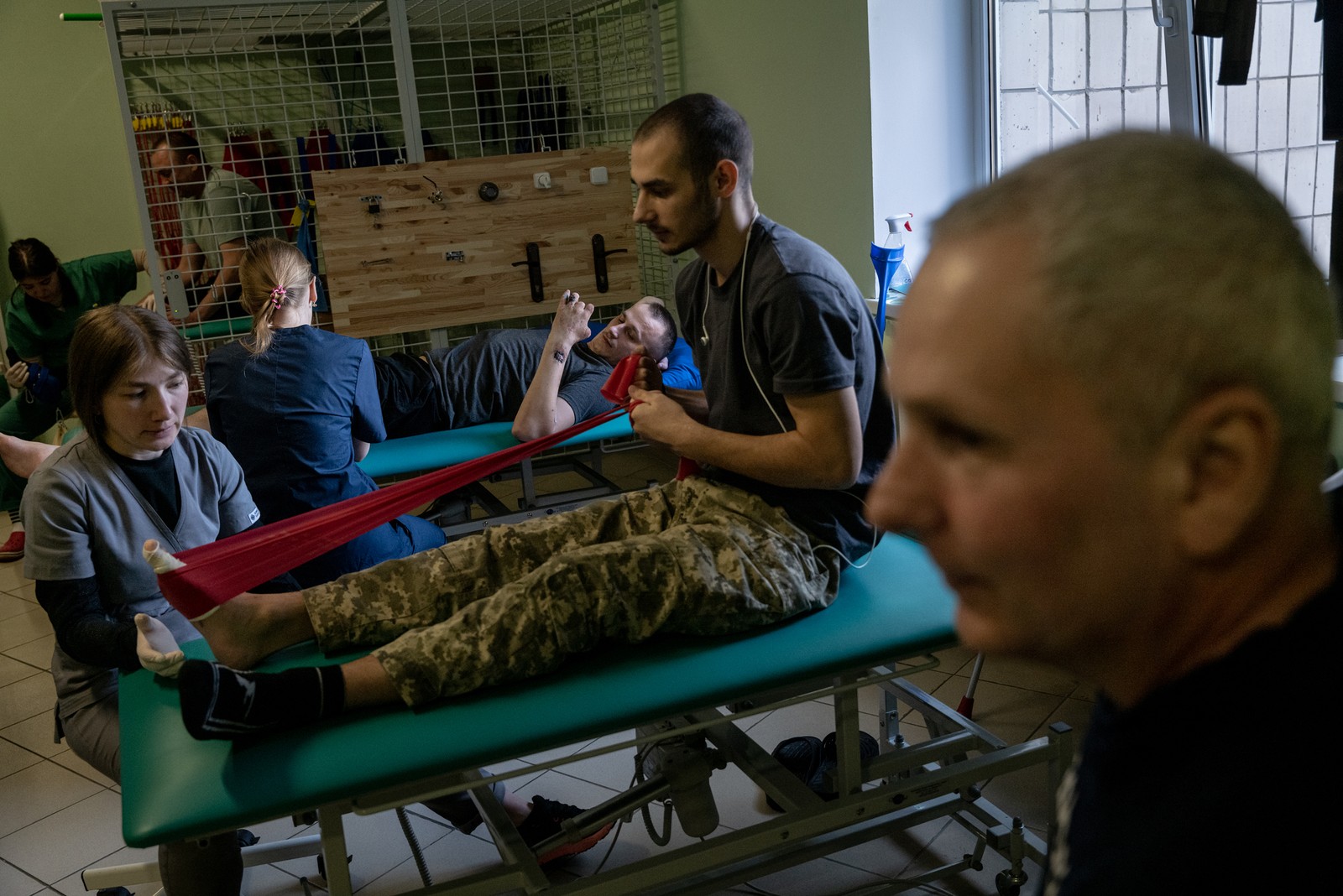 Soldados ucranianos durante uma sessão de fisioterapia no centro médico do Ministério do Interior em Kiev — Foto: Nicole Tung/The New York Times