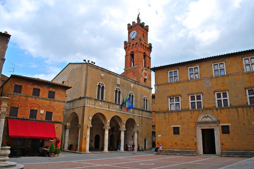 A torre do relógio do Palazzo Comunale de Pienza, na Toscana, cujo sino deixará de tocar à noite para não incomodar os turistas