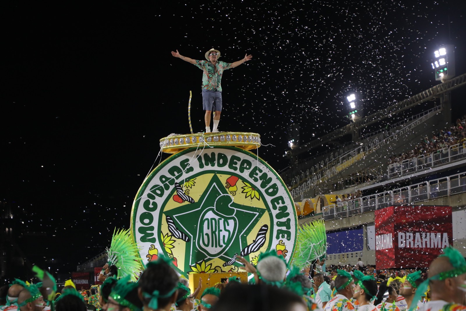 Marcelo Adnet, um dos autores do samba da Mocidade para 2024, desfilou sobre tripé — Foto: ALEXANDRE MACIEIRA