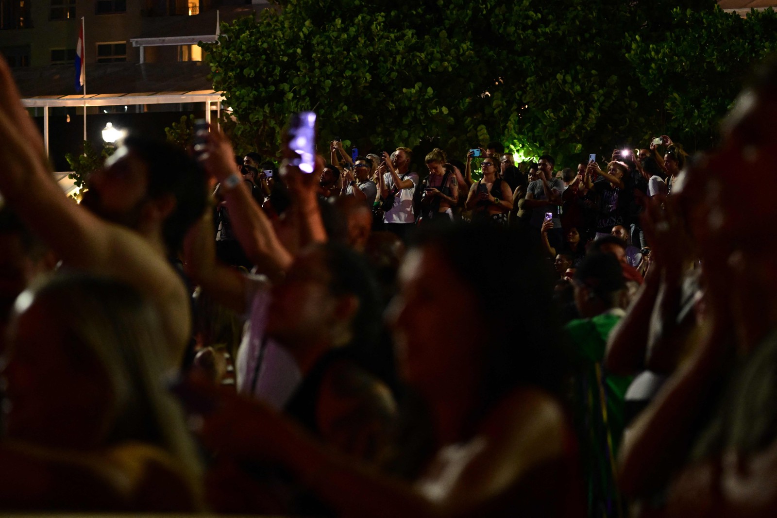 Fãs da cantora Madonna aproveitam seu ensaio no palco da praia de Copacabana, no Rio de Janeiro — Foto: Pablo PORCIUNCULA / AFP