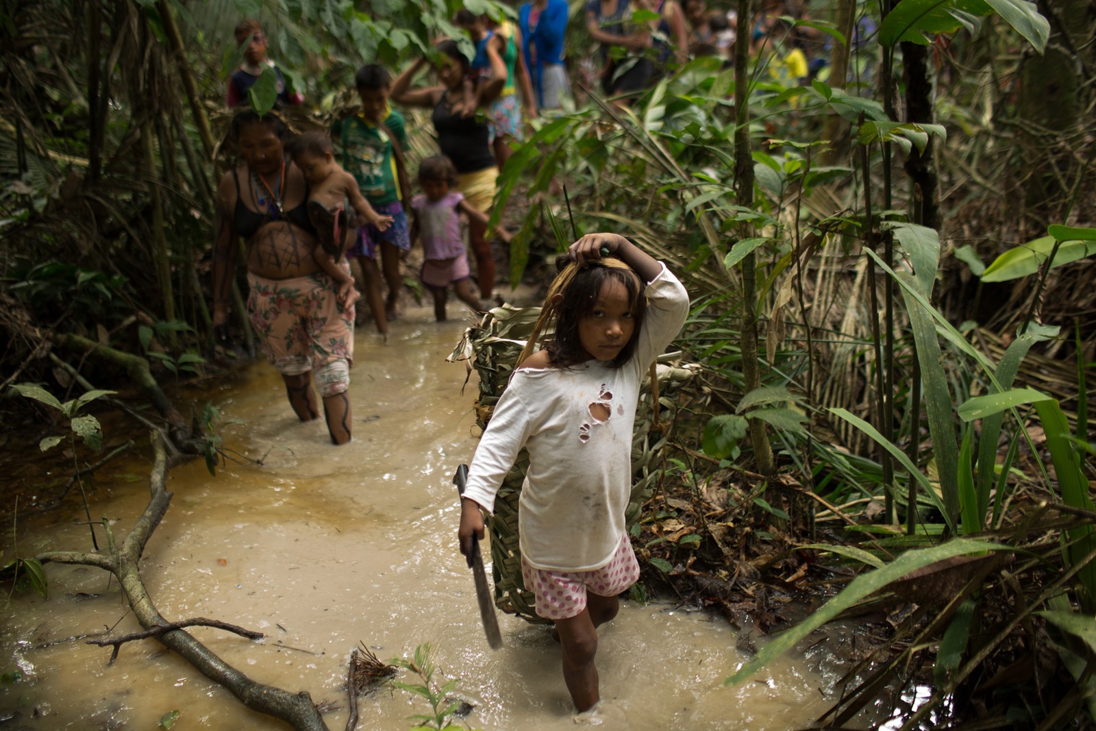 Índios Kanamari durante trabalho na aldeia Massapê, onde vivem cerca de 200 Kanamari, localizada no rio Itaquaí, na Terra Indígena Vale do Javari.  — Foto: Bruno Kelly / Amazônia Real