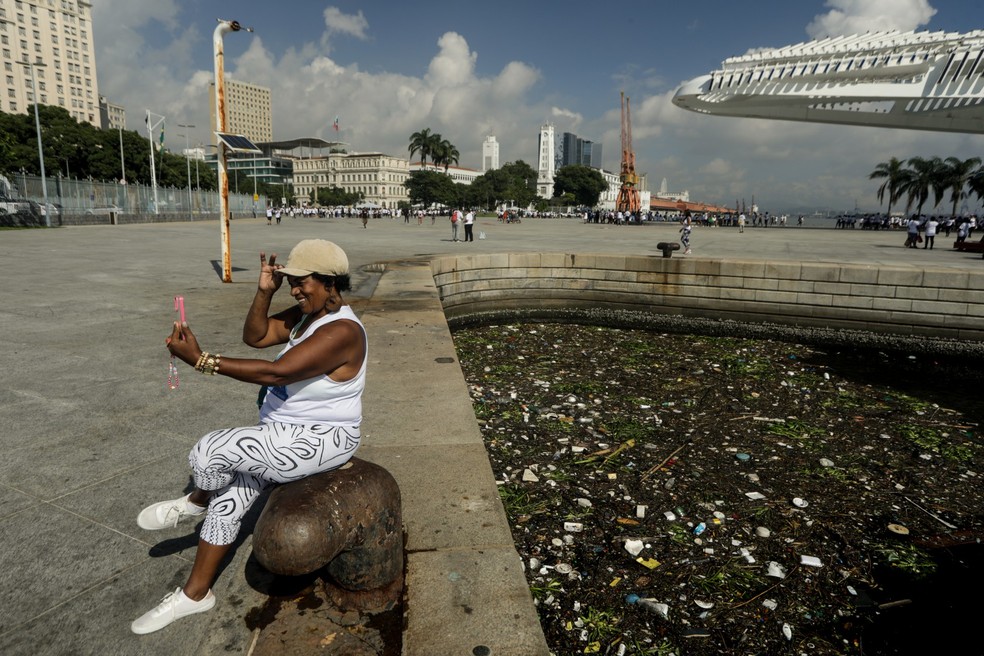 Paisagem poluída. Cenário da Baía de Guanabara é tomado por lixo flutuante no Museu do Amanhã — Foto: Gabriel de Paiva/Agência O Globo