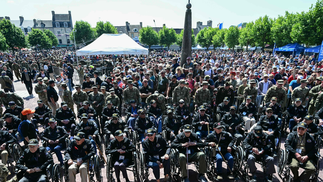 Veteranos dos EUA da Segunda Guerra Mundial se reúnem no centro da cidade de Sainte-Mere-Eglise, noroeste da França, em 5 de junho de 2024, como parte das comemorações do "Dia D" que marcam o 80º aniversário do desembarque dos Aliados da Segunda Guerra Mundial na Normandia. — Foto: MIGUEL MEDINA / AFP