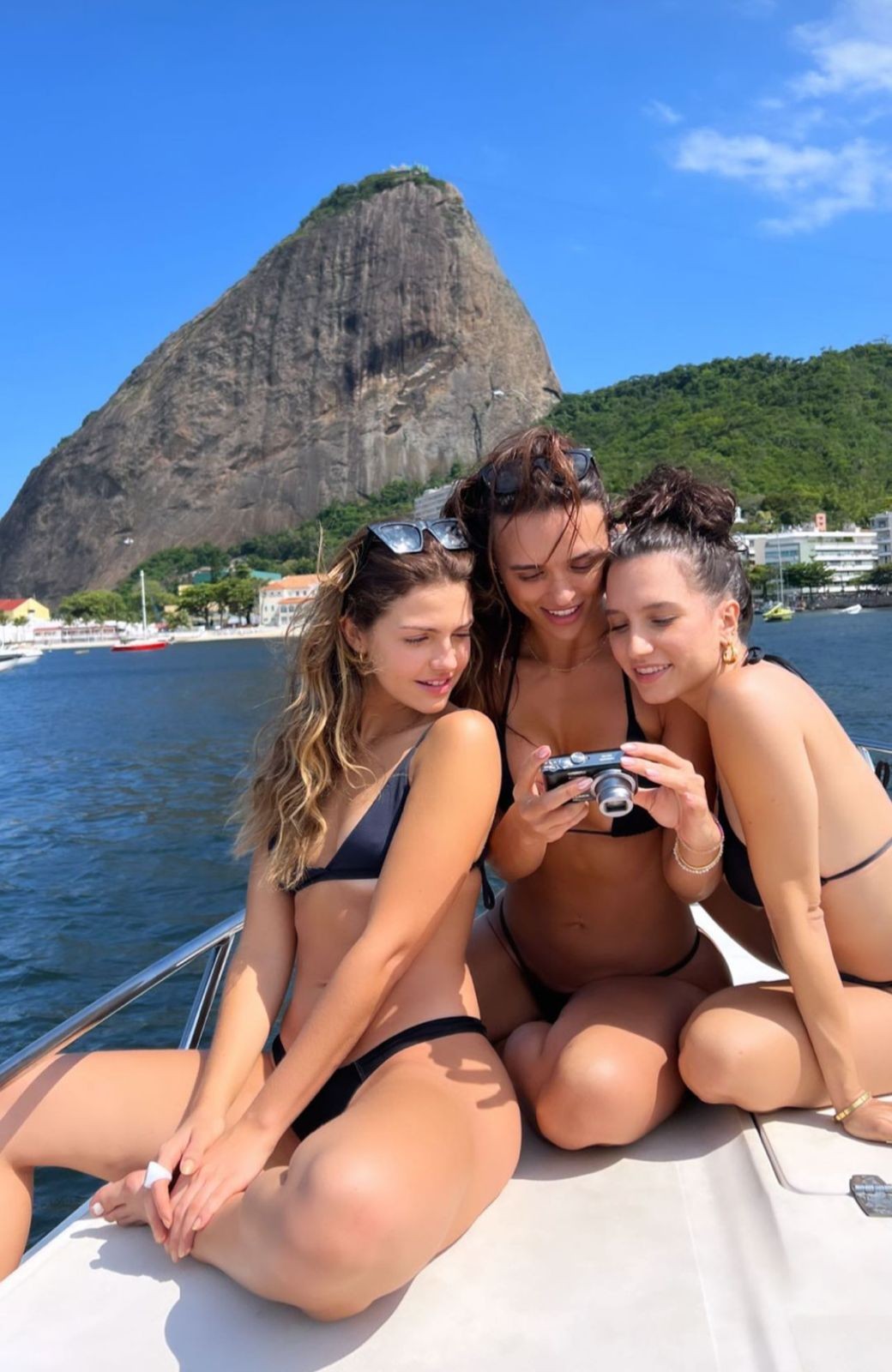 Rafa Kalimann reúne amigas atrizes em passeio de barco no Rio — Foto: Reprodução/Instagram