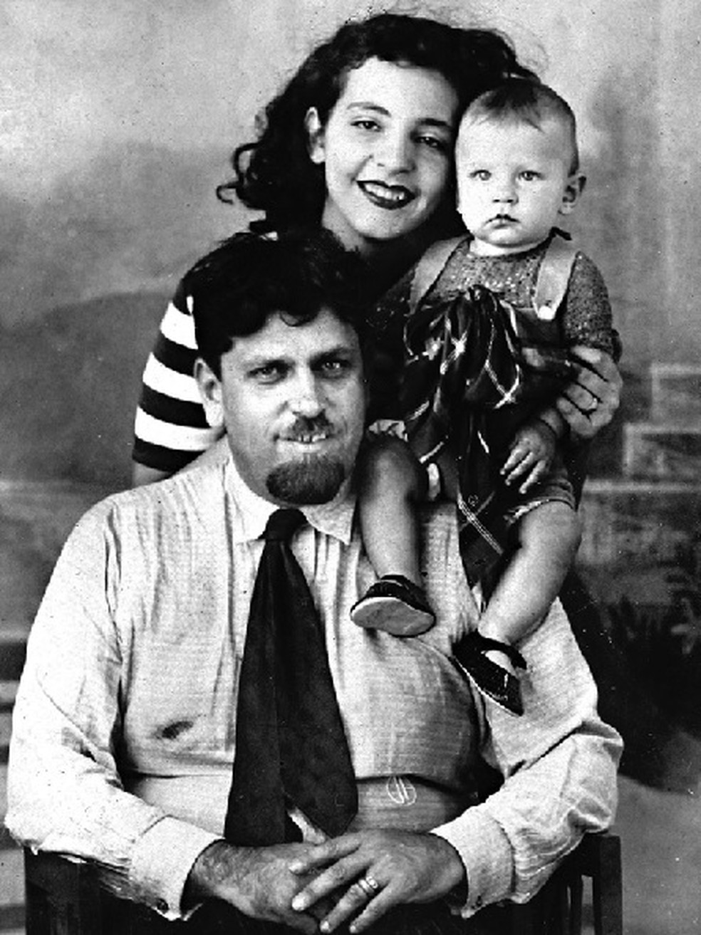 Pagu com Oswald de Andrade e o filho Rudá, no início da década de 1930 — Foto: Divulgação/Acervo Lúcia Teixeira/Centro Pagu Unisanta