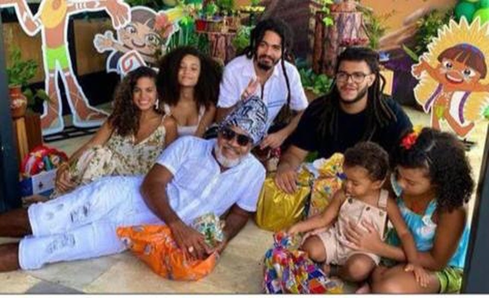 Carlinhos Brown com seis de seus oito filhos: 'Hoje consigo estar mais perto porque não preciso trabalhar tanto pela sobrevivência' — Foto: Reprodução / Instagram Carlinhos Brown
