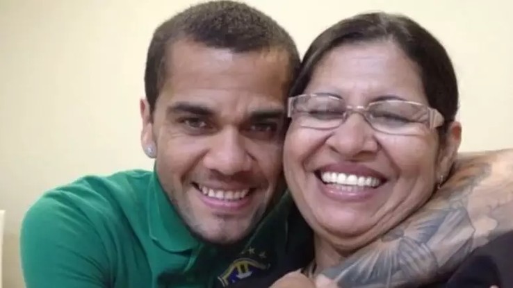 Daniel Alves e a mãe Maria Lúcia