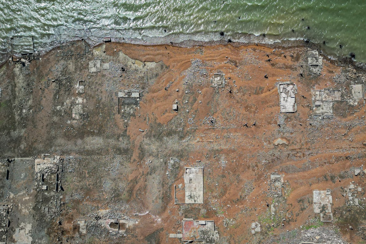 Os vestígios da cidade centenária de Pantabangan ressurgiram no norte das Filipinas depois que o nível da água da barragem baixou em meio a uma seca que assola muitas partes do país. — Foto: JAM STA ROSA / AFP