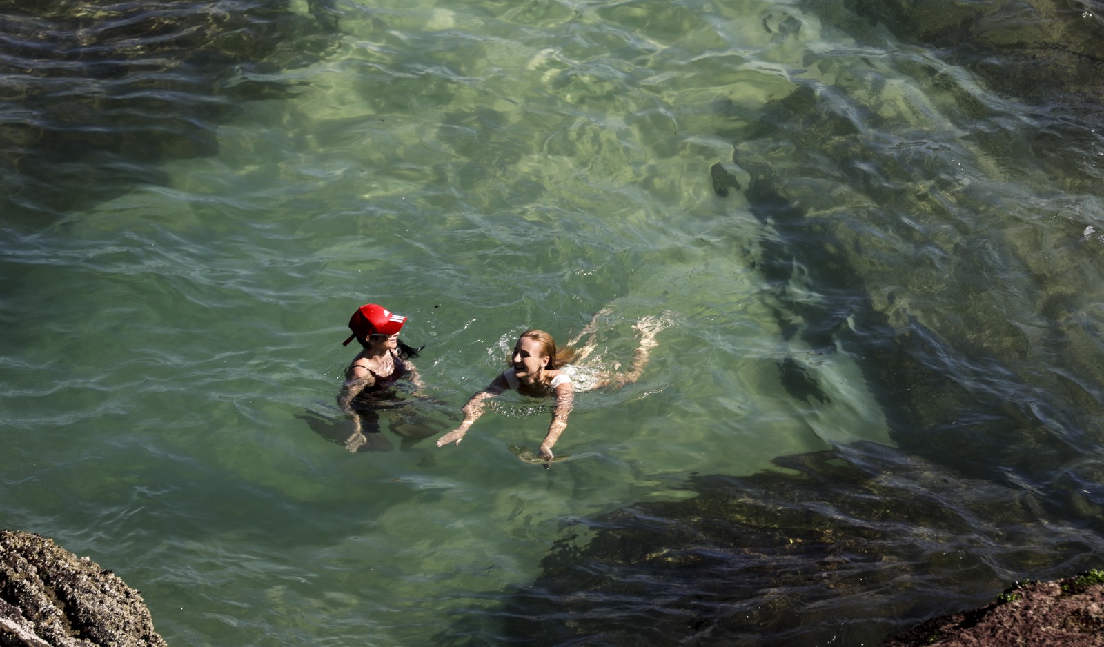 Primeiro final de semana do inverno tem sol forte. Na foto, praia do arpoador — Foto: Gabriel de Paiva /Agência O Globo