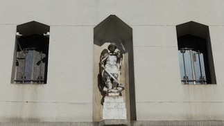 Igreja São Joaquim: imagem de santo na fachada teve a mão baleada durante a Revolução de 1924 — Foto: Maria Isabel Oliveira/Agência O Globo