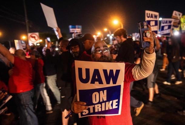 Membros do United Auto Workers (UAW) fazem piquete do lado de fora da sede do sindicato, do outro lado da rua da fábrica da Ford em Wayne, Michigan