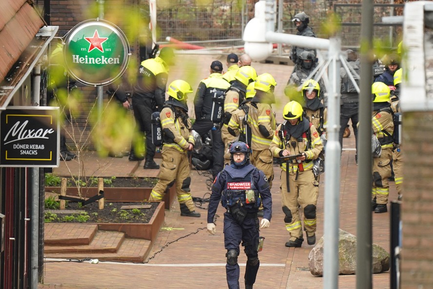 Agentes cercam estabelecimento em que pessoas são mantidas reféns em Ede, na Holanda