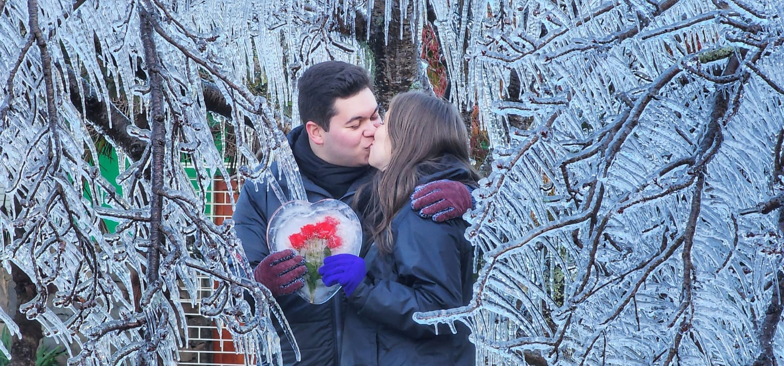 Casal posa em meio à árvores congeladas em São Joaquim — Foto: Mycchel Legnaghi / @saojoaquimonline.com.br