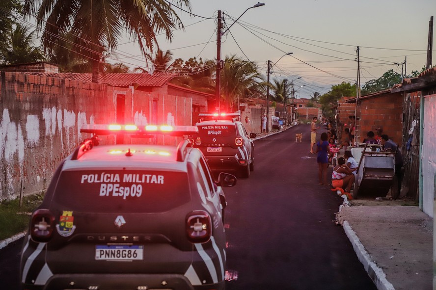 A Policia Militar patrulha a comunidade do Tabapuazinho, na cidade de Caucaia (CE