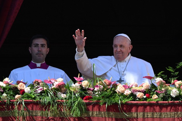 Papa Francisco acena da Basílica de São Pedro a fieis reunidos na Praça para missa de Páscoa.