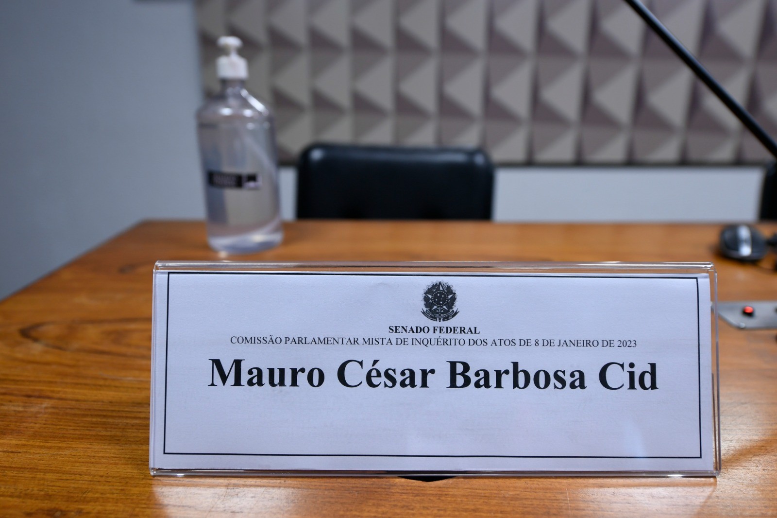 Placa com nome de Mauro Cid, ex-ajudante de ordens do ex-presidente Jair Bolsonaro  — Foto: Edilson Rodrigues/Agência Senado