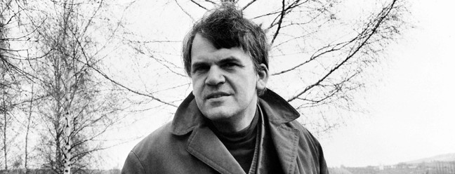 O escritor tcheco Milan Kundera — Foto: AFP