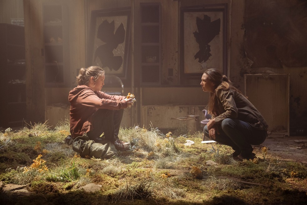 Ellie (Bella Ramsey) e Tess  (Anna Torv) no segundo episódio de 'The Last of us' — Foto: HBO 