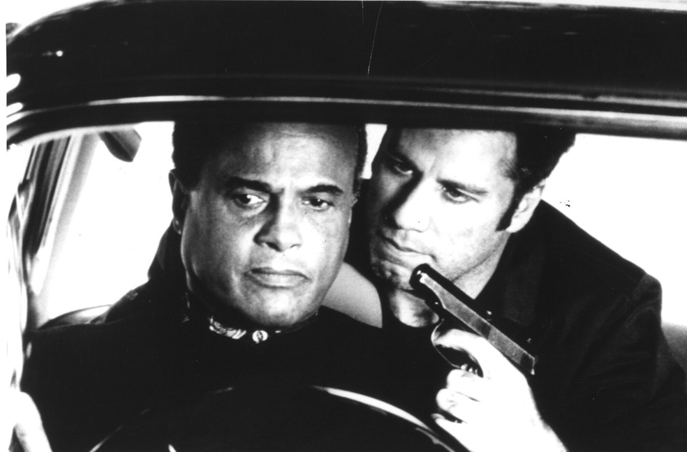 Cena do filme 'A cor da fúria', com Harry Belafonte e John Travolta — Foto: Divulgação