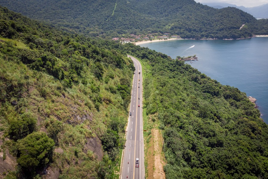 Entre o verde e o mar: rodovia rasga encostas ainda preservadas de Mata Atlântica e tem histórico de insegurança