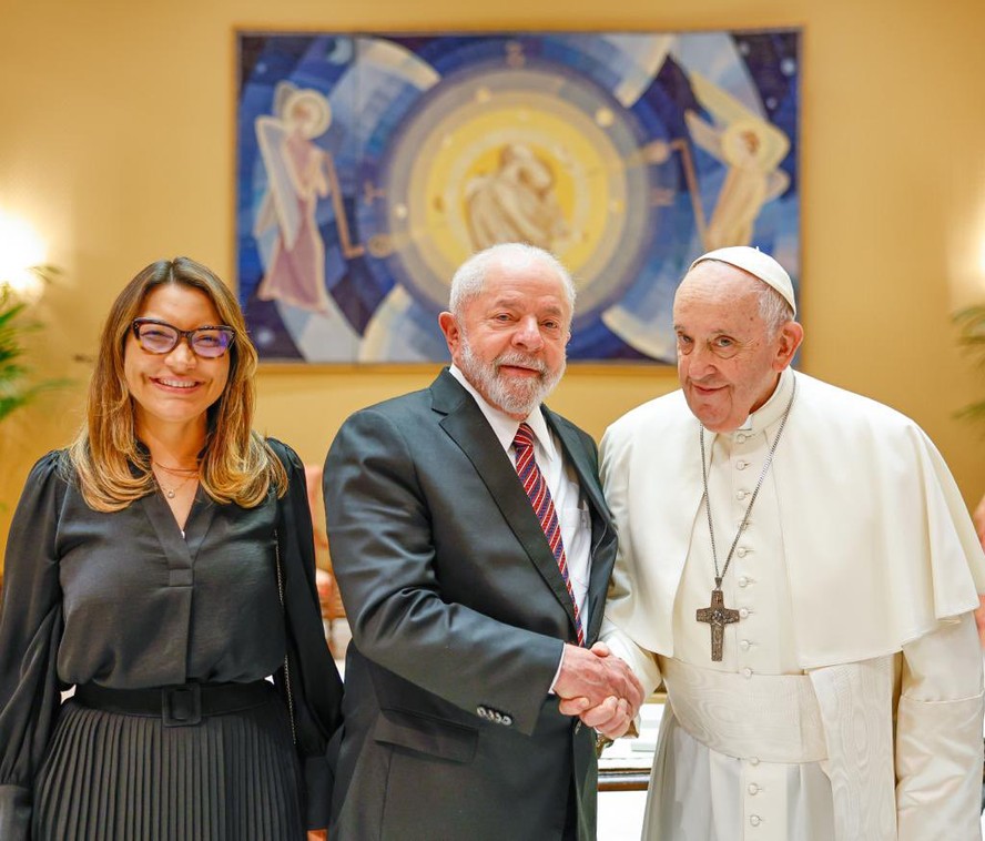 Primeira-dama do Brasil, Janja Lula da Silva, ao lado do presidente Lula e do Papa Francisco