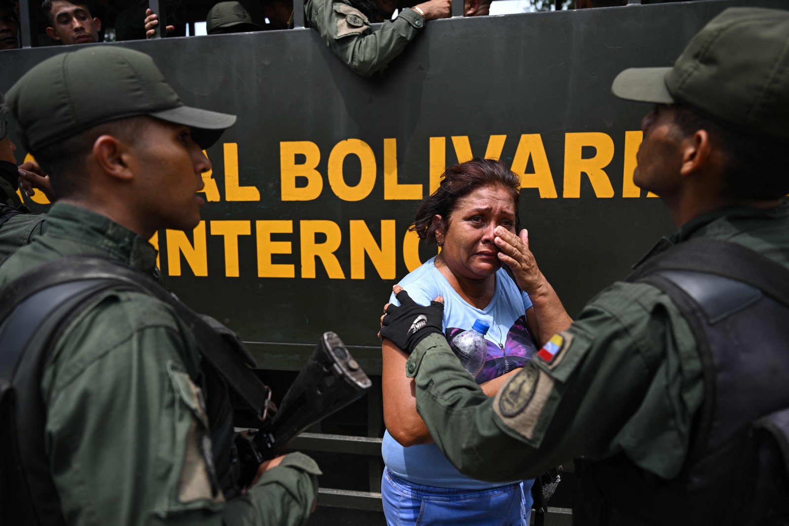 Operação das forças do governo da Venezuela na prisão de Tocoron em Maracay — Foto: YURI CORTEZ/AFP