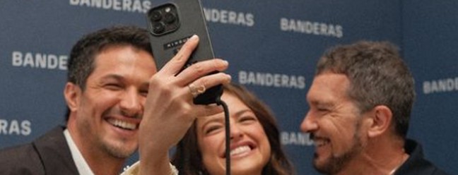 Agatha Moreira faz selfie ao lado de Rômulo Estrela e Antonio Banderas — Foto: Reprodução/Instagram