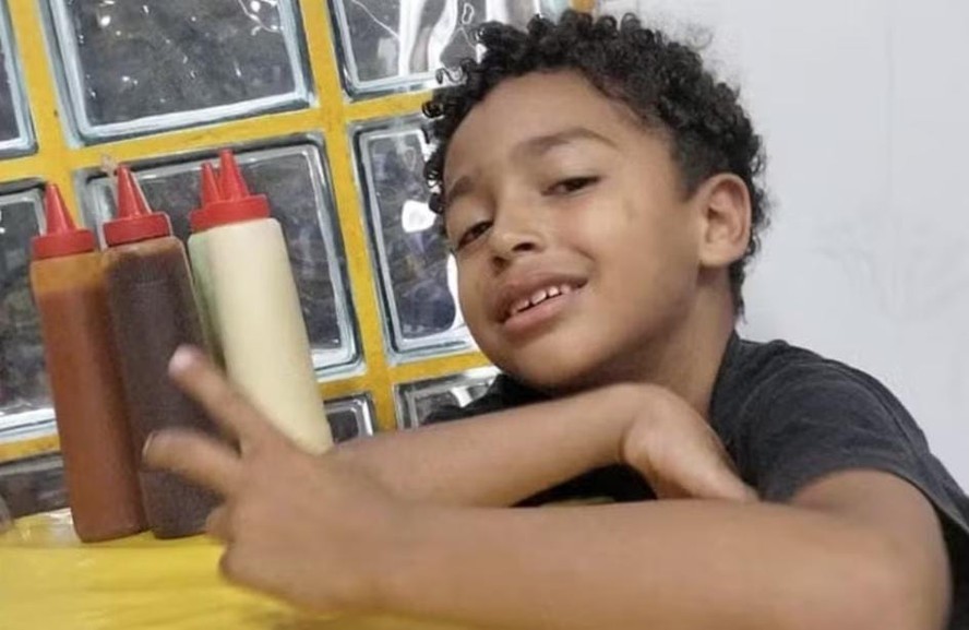 Édso Davi Silva Almeida, de 7 anos, desapareceu na praia da Barra da Tijuca